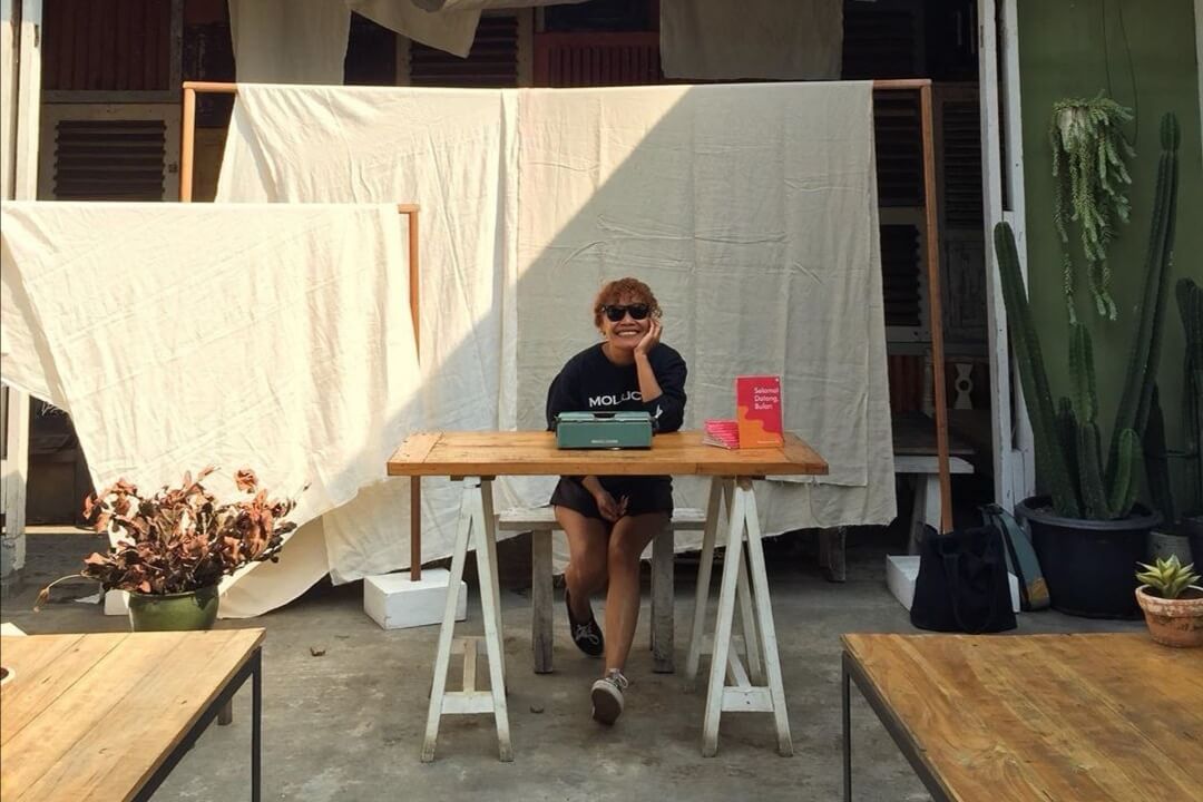 &quot;Selamat Datang, Bulan&quot; Buku Terbaru Si Perempuan Sore, Theoresia Rumthe